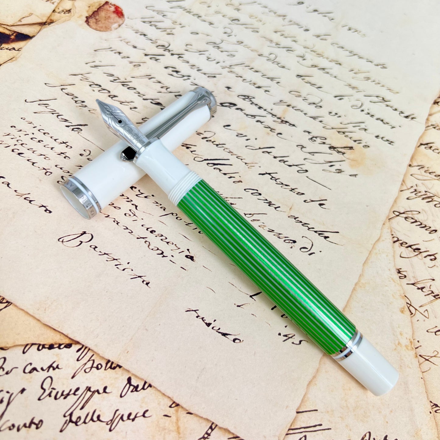 Pre-Owned Pelikan Souverän M605 Green-White Fountain Pen 14K B