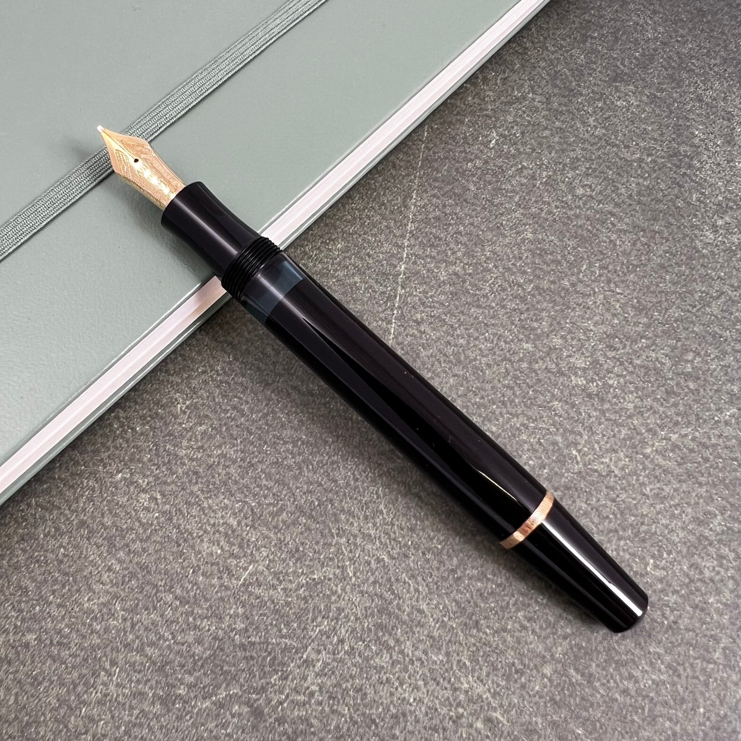 Pre-Owned Montblanc Writers Series Voltaire Fountain Pen 18K B